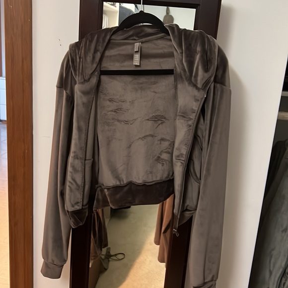 SKIMS set. Very soft and super comfortable. Worn once - Picture 3 of 5